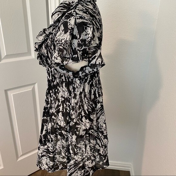 NWOT  Sunny Taylor Abstract Pattern Ruffle V Neck Pleat Sexy Lightweight 2X - Picture 5 of 12